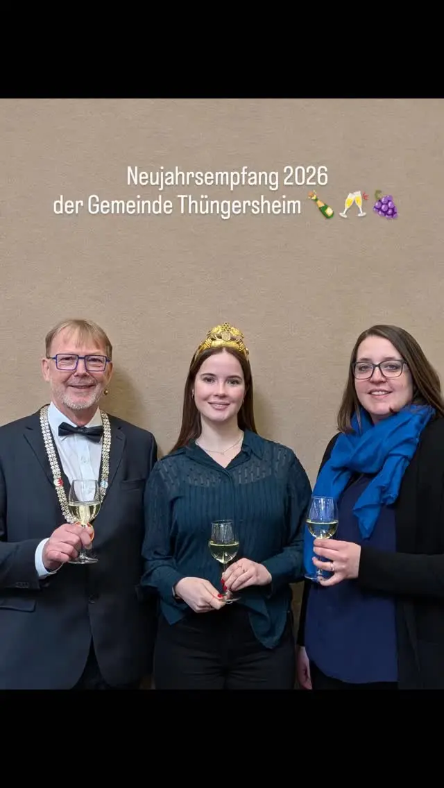 Ein schöner Neujahrsempfang heute Morgen in Thüngersheim ✨🍇

Wir sind stolz, unsere Weine präsentieren zu dürfen und Teil dieses besonderen Anlasses gewesen zu sein. 🍾🥂

Ein besonderer Dank gilt den vielen Ehrenamtlichen, die für ihr Engagement geehrt wurden👏

Herzlichen Dank auch an den @musikverein_1990_thuengersheim für die wunderbare musikalische Begleitung 🎶🎺

Auf ein genussvolles neues Jahr! 🥂🍾

#Neujahrsempfang #Thüngersheim #silvanerheimat #Frankenwein #ehrenamt