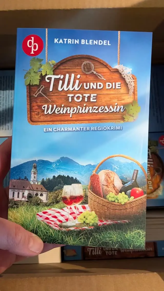 Ab jetzt bei uns im Weingut erhältlich - Tilly und die tote Weinprinzessin 🍇🍷🥂 von Katrin Blendel @katrin.blendel.autorin

Als die Weinprinzessin tot aufgefunden wird, wittert Reporterin Tilli die Story ihres Lebens - und stolpert mitten hinein in ein mörderisches Spiel. Band 1 der aufregenden Cosy Crime Reihe mit Herz, Humor und fränkischen Charme

In Erbach an der Mainschleife herrscht Aufruhr: Die Favoritin für das Amt der Weinprinzessin liegt tot im Straßengraben - und plötzlich steckt das idyllische Dorf mitten in einem Verbrechen. Ottilie „Tilli" Korniak, Wirtstochter wider Willen und Lokalreporterin auf Bewährung, wittert ihre große Chance auf eine heiße Story: Wenn sie die Wahrheit in dem Fall ans Licht bringt, ist ihr die Festanstellung beim Kitzinger Tagblatt sicher. Zwischen Stammtischgerüchten, eifersüchtigen Prinzessinnen-Anwärterinnen und jeder Menge fränkischem Dorfklatsch stolpert Tilli zusammen mit dem jungen Polizisten Kilian Hals über Kopf in einen Fall, der gefährlicher wird, als ihr lieb ist - und das nicht nur für ihre Karriere.

#silvanerheimat #buch #weinprinzessin #franken #cozycrime