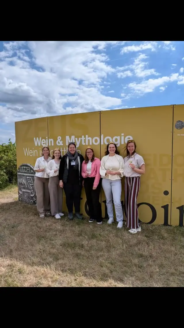 🍇 40. Weinlagenwanderung Thüngersheim – Was für ein Tag! ☀️🍷

Jubiläum, Kaiserwetter und bester Frankenwein! 🥂✨ Heute fand die 40. Thüngersheimer Weinlagenwanderung der Freiwilligen Feuerwehr Thüngersheim statt und wir hätten uns kein besseres Wanderwetter wünschen können! ☀️🚶‍♂️🚶‍♀️

Bei strahlendem Sonnenschein und einer ordentlichen Brise ging es durch die wunderschönen Thüngersheimer Weinberge. 🍇💙

#Thüngersheim #FeuerwehrThüngersheim #silvanerheimat #Weinlagenwanderung #frankenwein