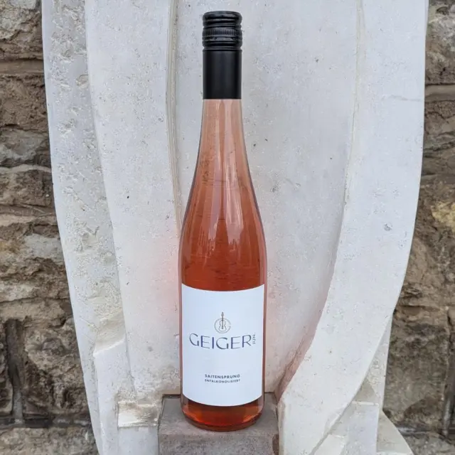🎻SAITENSPRUNG – unser erster alkoholfreier Rosé 🌸

In der Musik beschreibt ein Saitensprung den Wechsel von einer Saite zur nächsten. Erst dadurch entstehen neue Klänge, mehr Dynamik und ein harmonisches Zusammenspiel.

Genau diese Idee steckt hinter unserem neuen alkoholfreien Rosé „Saitensprung“.
Ein Wechsel, der neue Genussmomente eröffnet: Fruchtig, frisch und herrlich leicht – mit dem Charakter eines Rosés, aber ganz ohne Alkohol. 

Perfekt für alle, die bewusst genießen möchten, ohne auf Geschmack zu verzichten.

Manchmal genügt ein kleiner Saitensprung, um eine ganz neue Melodie zu entdecken. Vielleicht ist jetzt der richtige Moment für euren nächsten Schluck? 🍷✨

Jetzt bei uns im Weingut oder Onlineshop entdecken.

#Saitensprung #AlkoholfreierRosé #gebrgeigerjun #alkohlfrei #franken